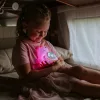   B33,Akkumulátoros, USB-C kábellel, 1,5W, 3000K+RGB, Akkumulátor kapacitása: 18650. 3,7 V, 2000 mAh/7,4 Wh, Bemeneti feszültség: 5 V egyenáram, Anyag: ABS + SZILIKON, Méretek (mm): 124 × 82 × 140